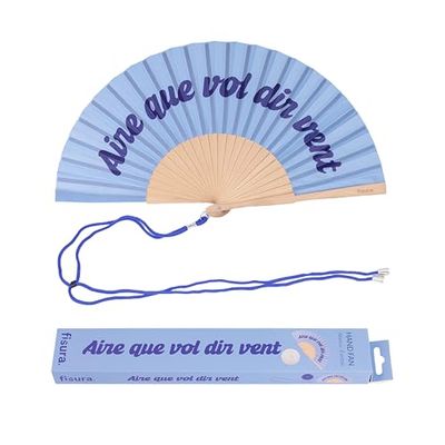 Fisura – Originele waaier met de tekst “aire que vol dir vent”. Handwaaier van hout in een modern en kleurrijk ontwerp. Blauwe ventilator met koord. Afmetingen: 42,5 x 23 cm.