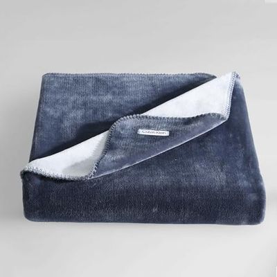 Calvin Klein Pläd, vändbar, högkvalitativ, sängkläder i plysch, med kaststygnsdetaljer, praktiska, lyxiga sängtillbehör (modern, vändbar enfärgat blå, 127 x 178 cm)