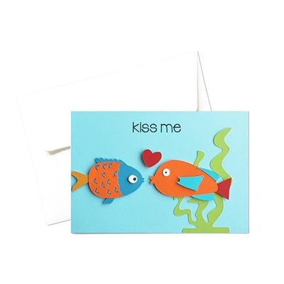 Kiss me - San Valentino - festa degli innamorati - biglietto d'auguri (formato 10,5 x 15 cm) - vuoto all'interno, ideale per il tuo messaggio personale - realizzato interamente a mano.