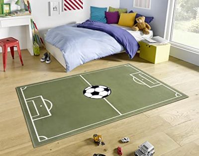 Hanse Home Adventures Kindertapijt, voetbal, laagpolig tapijt, voor jongens en meisjes, speeltapijt, modern speelveld, voetbal, kindertapijt voor kinderkamer, speelkamer, 80 x 150 cm, groen