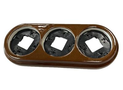 Cornice tripla superficie caffè: un design elegante e versatile che esalta i tuoi spazi. Ideale per esporre foto, arte o ricordi, aggiunge un tocco unico e sofisticato alla tua casa.
