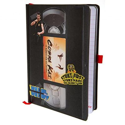 Cobra Kai Notebook & Sticker Set (VHS Design) A5 Premium Journal Notebook, Quaderno per appunti, quaderno e quaderni, A5, Great Cobra Kai Gifts – Prodotto ufficiale Cobra Kai