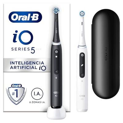 Oral-B iO 5N Cepillos de Dientes Eléctricos (Pack de 2) con Mango Recargable, 2 Cabezales y Estuche De Viaje, Diseñado por Braun, Regalos Originales para Mujer y Hombre - Negro y Blanco