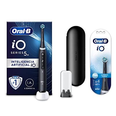 Oral-B iO 5 Cepillo de Dientes Eléctrico Negro con Mango Recargable, Tecnología Magnética iO, 1 Cabezal de Recambio, Pantalla Blanco/Negro y Funda de Viaje + 4 Cabezales Negros Ultimate Clean