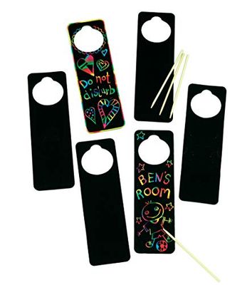 Baker Ross Lot de 10 Affichettes de Porte à Gratter - Scratch Art pour enfants - Personnaliser le message que vous souhaitez communiqué sur votre porte, Coloris Assortis, 23 cm