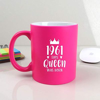 eBuyGB Gift for Mum Engraved Neon Pink Coffee Mug-1961 This Queen was Born Design-310ml Tea Cup, 60th Birthday Women, Her, Ceramic