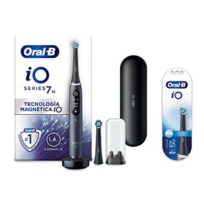 Oral-B iO7 Cepillo de Dientes Eléctrico Negro con Mango Recargable, Tecnología Magnética iO, 2 Cabezales de Recambio, Pantalla Interactiva, Cargador y Funda de Viaje +2 Cabezales Negros Ultimate Clean