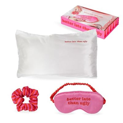 Fisura – Kit da sonno “Better late”. Include: federa 50x70 cm in raso, scrunchie delicato e maschera occhi rilassante. Pensiero creativo e utile per una donna speciale.