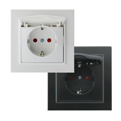VoltShine Spina Schuko con coperchio nero: una fusione di eleganza e praticità. Progettato per esterni, la sua impermeabilità garantisce sicurezza in ambienti umidi, ideale per qualsiasi spazio.
