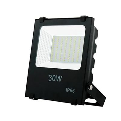 Projecteur LED SMD 30 W 110 lm/W 6000 K, idéal pour éclairer les espaces extérieurs et améliorer la visibilité lors d'événements et de travaux nocturnes.