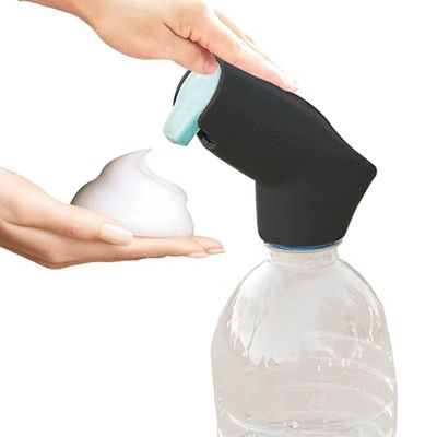 Suds2Go Lot de 2 Bouchons Rechargeables – Ajustement Universel Qui transforme la Plupart des Bouteilles d'eau jetables en Station de Lavage des Mains – Comprend Un réservoir de Savon Rechargeable –