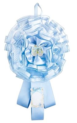Cocarde Naissance en tulle décoré avec ruban à pois, rubans en satin, application d'un décor en résine et parchemin en carton pour écrire le nom et la date, chaussures bleu clair