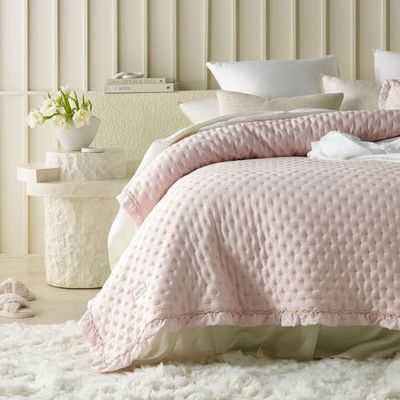 ROOM99 Molly Elegante sprei in poederroze, 200 x 220 cm, veelzijdige woondeken als bedsprei of banksprei, sprei voor bed en bank, quilt, stijl, ideaal als sprei