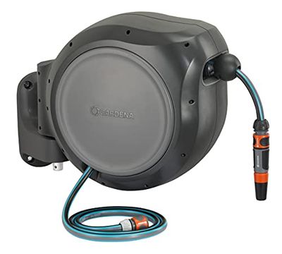 GARDENA (08045) Carrete retráctil para manguera de jardín de 66 pies, montado en la pared, retracción automática y bloqueo de longitud para un fácil riego. Soporte giratorio resistente de 180°,
