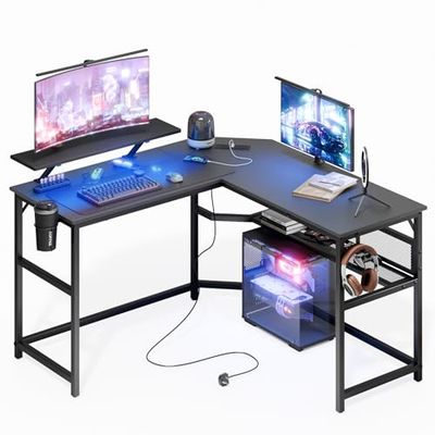 Mondeer L-vormig gamingbureau, 130 x 130 cm, computerbureau met ledverlichting, 2 stopcontacten en 2 USB-poorten, omkeerbaar hoekbureau met opbergplank, voor thuiskantoor, slaapkamer, zwart