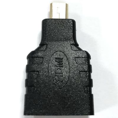 Zwarte HDMI-adapter zet om van bus naar stekker, ontwikkeld voor het aansluiten van apparaten met HDMI-ingang op kabel met HDMI-aansluiting.