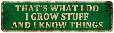 KIOZIY Funny Garden Decor - Targa in metallo vintage con scritta "That's What I Do I Grow Stuff And I Know Things", decorazione da parete divertente da giardino, 10,2 x 40,6 cm