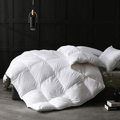 APSMILE Couette Lourde en Plumes et Duvet d'oie pour l'hiver – Couette Ultra Douce à Facteur de gonflement de 750 – Couette Moelleuse et épaisse de 1,842,7 g (269,2 x 228,6 cm, Blanc uni)