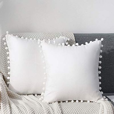 CAWANFLY Lot de 2 Housses de Coussin décoratives carrées avec Pompons Mignons - Décoration d'intérieur pour canapé, Sofa, lit, 45 x 45 cm (Blanc)