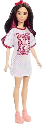 Barbie Fashionistas-docka nr 214, svart vågigt hår med Twist ’n’ Turn-klänning och accessoarer, samlardocka för 65-årsjubiléet, HRH12