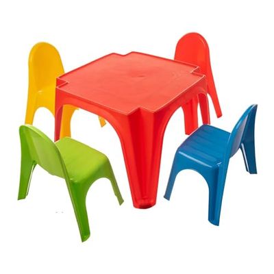 Sport1 4 amici, set multiuso tavolo + sedie per bambini. Tavolo in plastica rosso e 4 sedie colori mix. Uso indoor ed outdoor. Ideale per appartamento e giardino. Tavolo 55x55x38cm sedie 35x28x41cm.