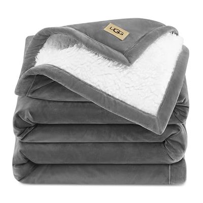 UGG Manta Bliss Sherpa, acogedora Manta Reversible, decoración Moderna del hogar, Manta cómoda y Decorativa para Cama o sofá, 50 x 70 Pulgadas, leña