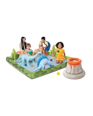 INTEX 56132EP Jurassic Adventure uppblåsbart lekcenter: Inbyggd vattenspruta – inkluderar uppblåsbara dinosaurier – vulkan boll pit – FunBallz – 209 cm x 200 cm x 35 cm