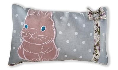 Cuscino con coniglietto. Cuscino + Fodera ricamata. Simpatica idea regalo handmade per Pasqua e altre Feste. Perfetto per decorare la cameretta. Per leggere comodamente. Per regalare ad amici