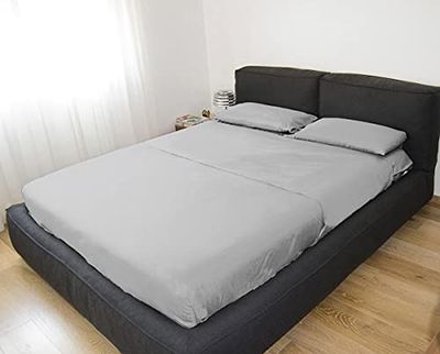 GEMITEX Komplett dubbelsäng, Medium GRÅ, med NO-STIRO-behandling, Satin effekt, 100% polyestermikrofiber. Bestående av 2 lakan och 2 örngott TINTA ENITA. Tillverkad i Italien