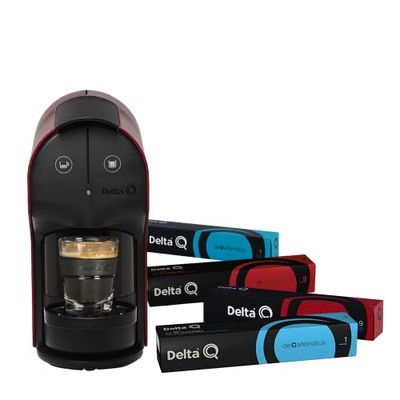 Delta Q - Pack Cafetera Delta Q Quick Roja - Para Cafés, Té y Bebidas Calientes - Sencilla y Práctica - Diseño Elegante - Incluye 100 Cápsulas DeQafeinatus + Qharacter