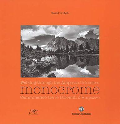 Monocrome. Camminando tra le dolomiti d'Ampezzo-Monocrome. Walking through the Ampezzo Dolomites. Ediz. illustrata