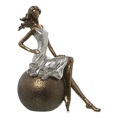 DRW Figuur van een vrouw, zittend op een bal van kunsthars, in wit en goud, 18 x 11 x 23 cm