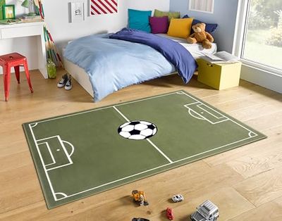 Hanse Home Adventures Kindertapijt, voetbal, laagpolig tapijt, voor jongens en meisjes, speeltapijt, modern speelveld, voetbal, kindertapijt voor kinderkamer, speelkamer, 120 x 170 cm, groen