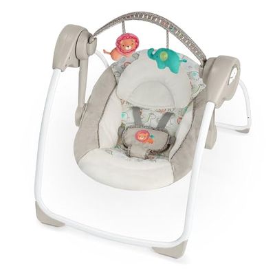 Ingenuity, Balanço compacto e dobrável Cozy Kingdom - 6 velocidades de equilíbrio, 12 melodias calmantes, arco de jogo removível, 2 brinquedos de pelúcia, arnês de 5 pontos, desde recém-nascido