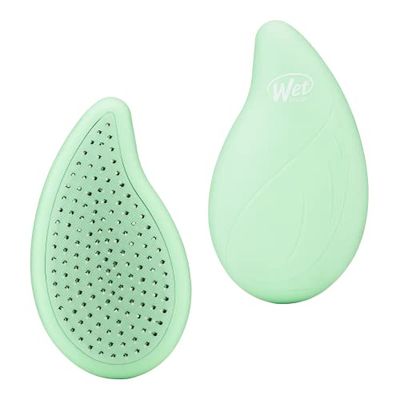 WetBrush Go Green Palm Detangler con setole Intelliflex ultra morbide per separare delicatamente i nodi con facilità, forma unica per una vestibilità comoda sul palmo, infuso con olio di tea tree per