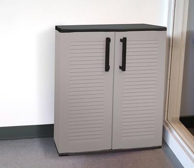 Dmora Bilzen, Meuble extérieur, Armoire Balcon Multi-usages, 100% fabriquée en Italie, Gris et Noir, Finition Rayures, 68 x 37 x 84 cm, Plastique