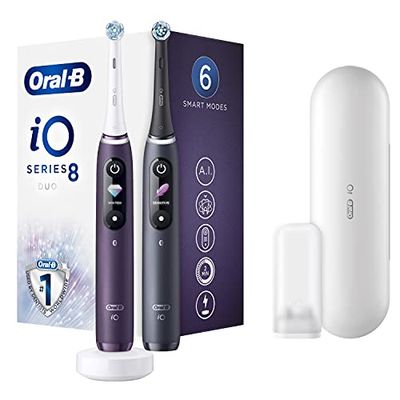 Oral-B iO 8 Duopack Brosse à Dents Électrique Rechargeable avec 2 Manches Intelligence Artificielle, Noir et Violet, 2 Brossette et Étuis de Voyage Premium Offert