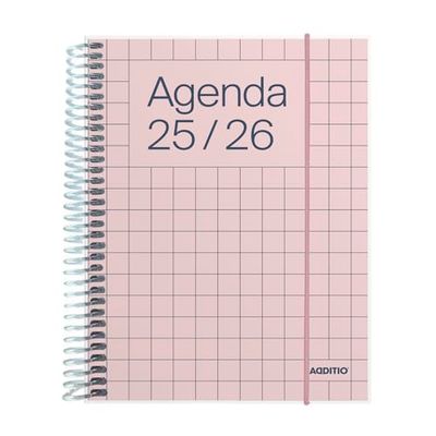 ADDITIO - Agenda escolar 2025-26 |Universal | Día página | De septiembre 2025 a agosto 2026 | 12,5x17 cm | Cierre con goma elástica | Porta-bolígrafos | Adhesivos | Catalán | Rosa