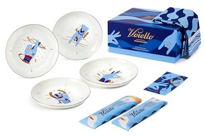 Voiello La Scaramantica Gift Box 2023, Idea Regalo con 2 Pack di Pasta Voiello Il Gran Spaghetto, 4 Piatti in Ceramica e 1 Runner da Tavola, Edizione Limitata Dedicata ai Gesti Scaramantici di Napoli