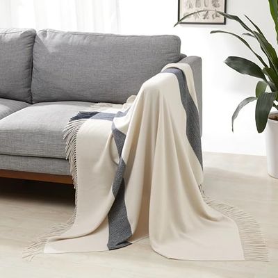 Amazon Basics Decorativa para habitación Manta arrullo, poliéster reciclado, 127 x 152 cm, Marfil con diseño de cuadros cruzados azules
