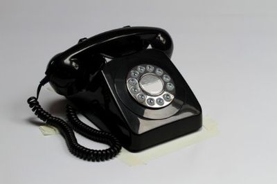 GPO 746 Téléphone fixe rétro de style années 1970 à bouton poussoir - Cordon extansible, sonnerie authentique - Noir