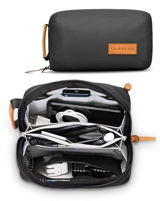 Tripped Travel Gear Tech Bag Organizer - Liten elektronik organiseringsväska för resor - premium resväska med läderaccenter - nätficka för kablar, sladdar och laddare, Svart, S, Minimalist