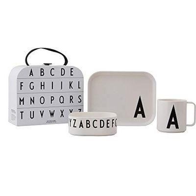 Design Letters Clásicos en Maleta 4 Piezas | Tritan Set de Regalo para Niños | Platos, Bol, Taza & Maleta de almacenamiento Para Bebé | Libre de BPA/BPS, Caída segura | Perfecto como regalo de Bautizo