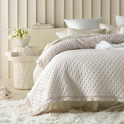 ROOM99 Molly elegant överkast i beige, 170 x 210 cm, mångsidig filt som sängöverkast eller sofföverkast, överkast för säng och soffa, täcke, stil, perfekt som sängspread