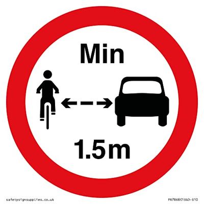 Cartello con scritta "No closer than 1,5 m when passing cyclists", 100 x 100 mm, S10