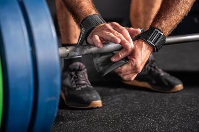Harbinger Pro Lifting Grips | Cinghie di sollevamento premium | Presa e supporto per il polso migliorati | Materiale antiscivolo in poliuretano | Design specifico per destra/sinistra