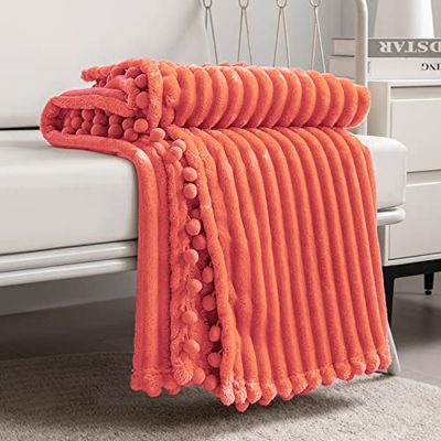 DISSA Couverture Polaire de 130 x 160 cm, Corail, Douce, Moelleuse, Moelleuse, Chaude, Confortable, Parfaite pour canapé, lit, Sofa, avec Franges à Pompons, Couverture en Flanelle