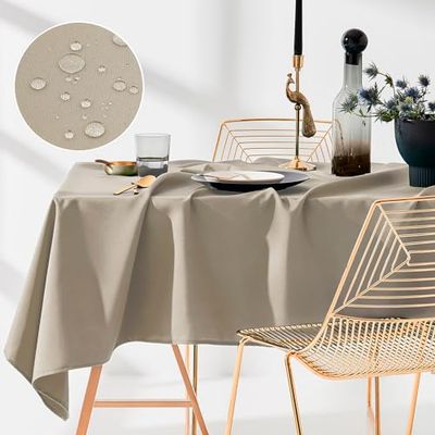 ROOM99 Aura Nappe de Table 140 x 260 cm Imperméable Rectangulaire Facile d'entretien Lavable Anti Tache Protection Décoration de Banquet Toute l'année Beige