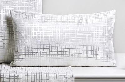 COJIN ABSTRACTO BLANCO/PLATA 30X50 CMS. 30x12x50 cms