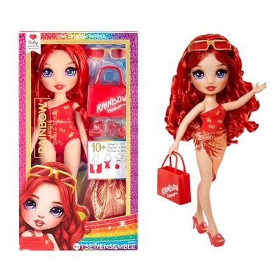 Rainbow High Swim & Style - Ruby (rosso) - Bambola da 28 cm con confezione scintillante e oltre 10 outfit - Costume da bagno rimovibile, sandali, accessori divertenti - Età 4-12 anni